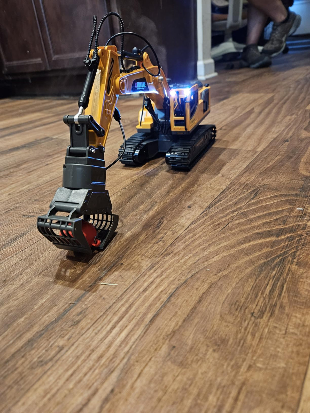 Excavadora RC con humo real
