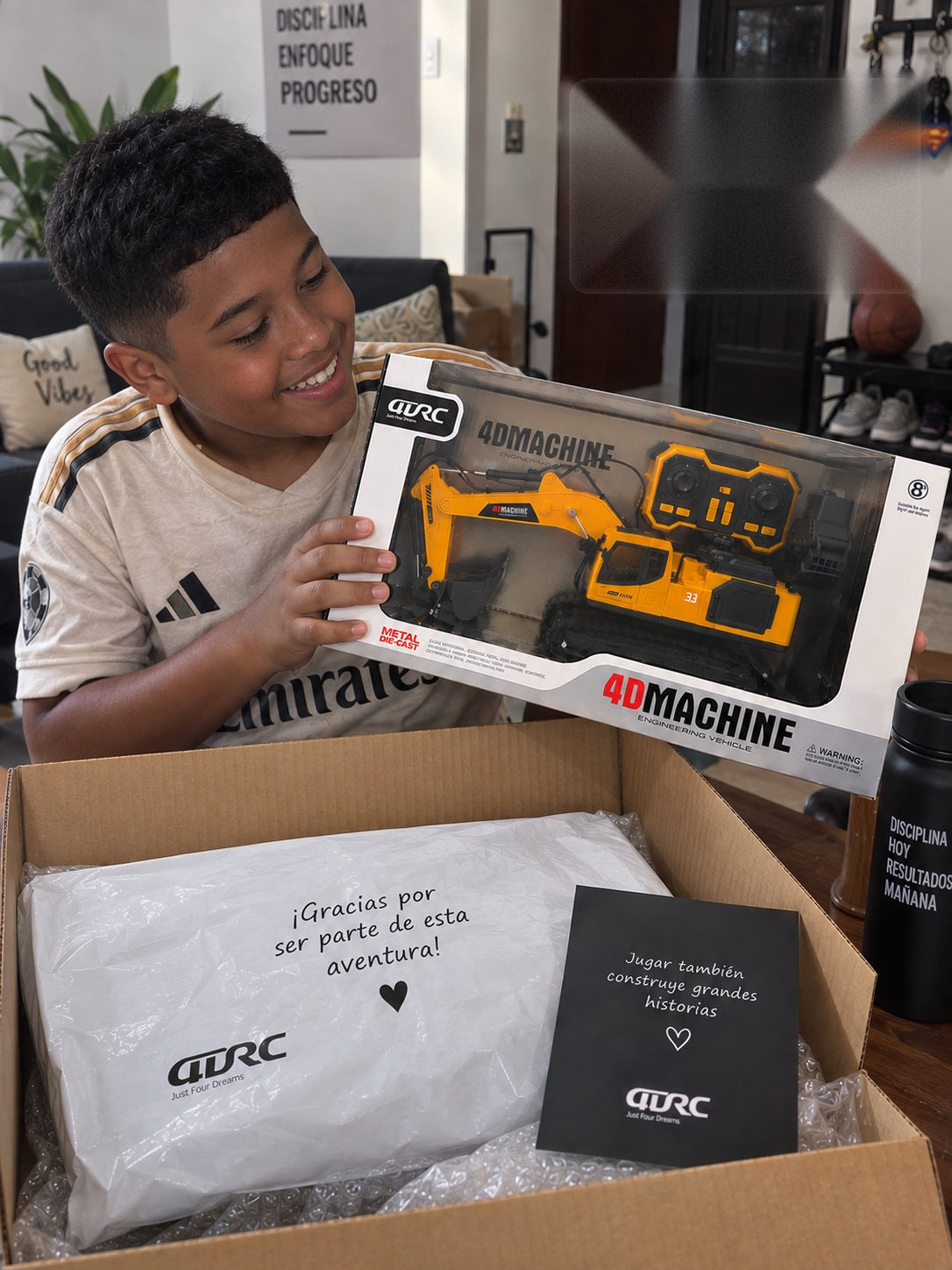 Niño feliz mostrando su excavadora RC recién abierta