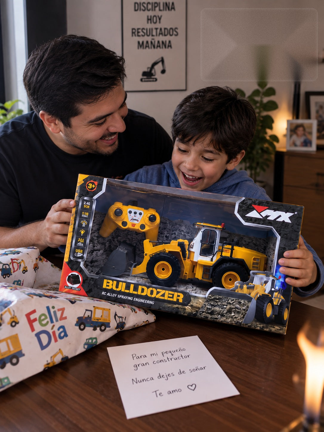 Papá e hijo con el cargador frontal RC como regalo