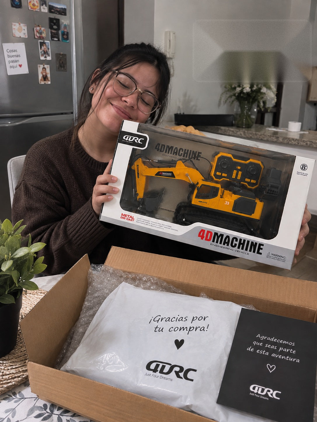 Mujer abrazando la caja de la excavadora RC