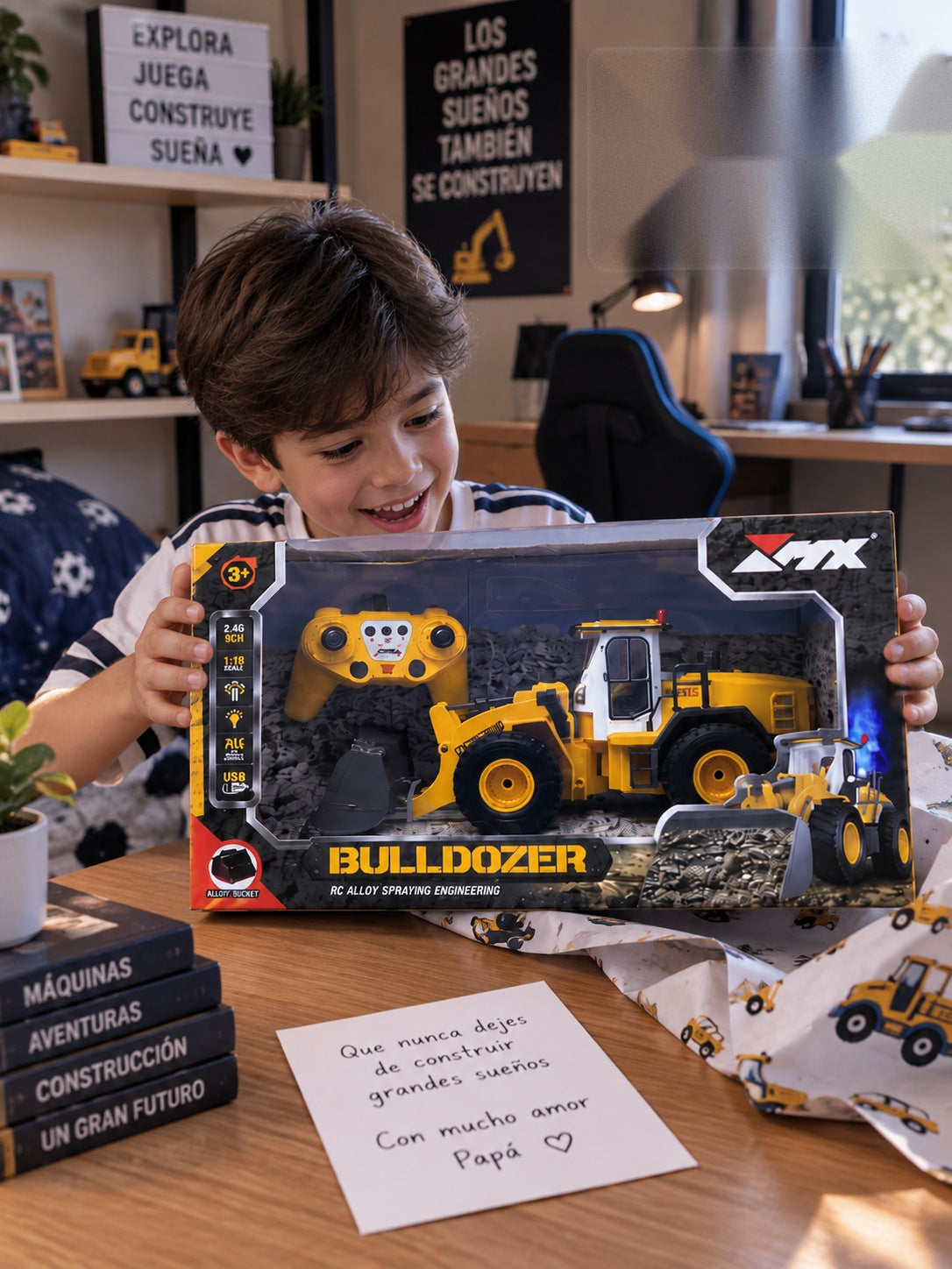Niño con su cargador frontal RC sobre el escritorio