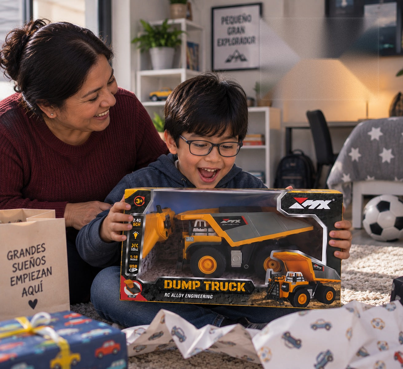 Niño con lentes y su mamá con el camión minero RC