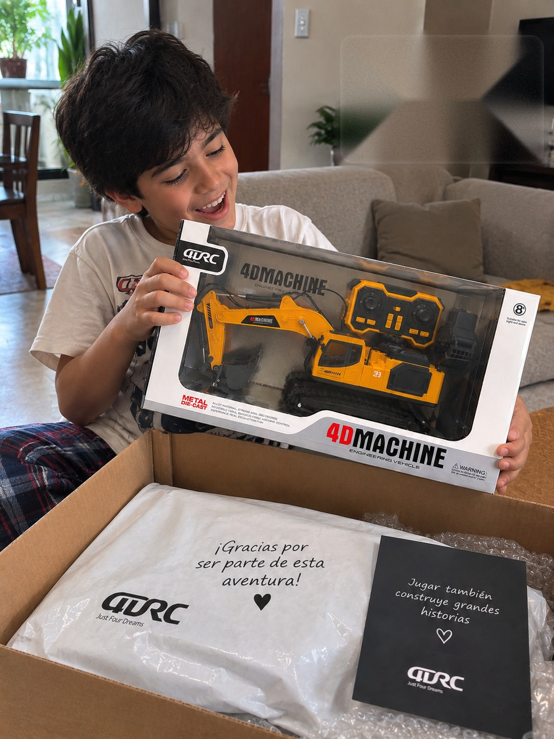 Niño emocionado con su excavadora RC en la sala